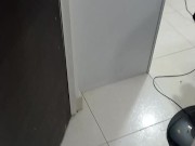 Aprovecho que mi amiga se cambia para follarla 1/16