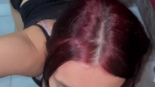 LA NIÑERA ME CHUPA LA POLLA Y EL CULO HASTA SACARME TODA LA CUM CUANDO TODOS ESTAN MIRANDO TV