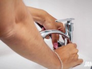 QUIERES QUE TE AYUDE? La plomera se me insinuó y termino chupándome el cliptoris 2/16