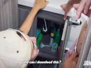 QUIERES QUE TE AYUDE? La plomera se me insinuó y termino chupándome el cliptoris 8/16