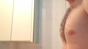 Esplosione di piscio e di sperma per questo twink masturbatore