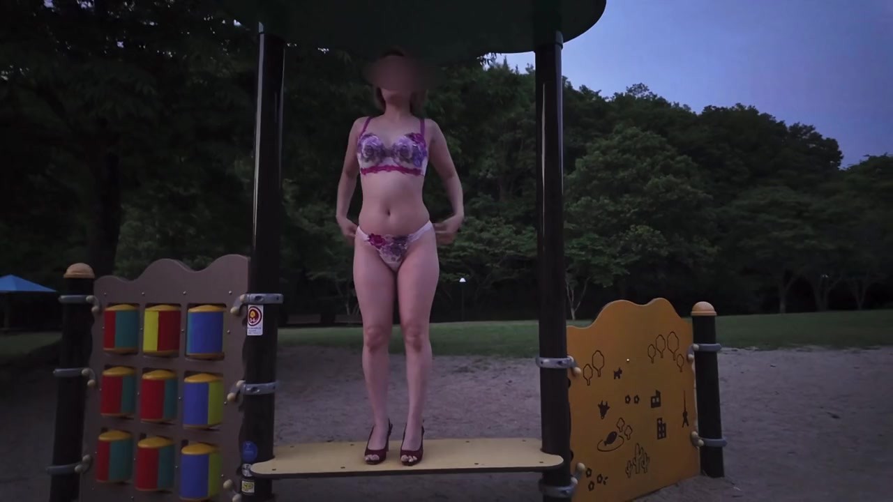 公園にお散歩に行ったら入れられちゃった。パンティー丸見えで歩かされ、最後はたっぷり中出しされちゃった。  知らない男性も見てたけど、それも興奮しちゃって何度もイッちゃった。日本人/人妻//変態/無修正 - Vidéo de sexe gratuite - RedTube