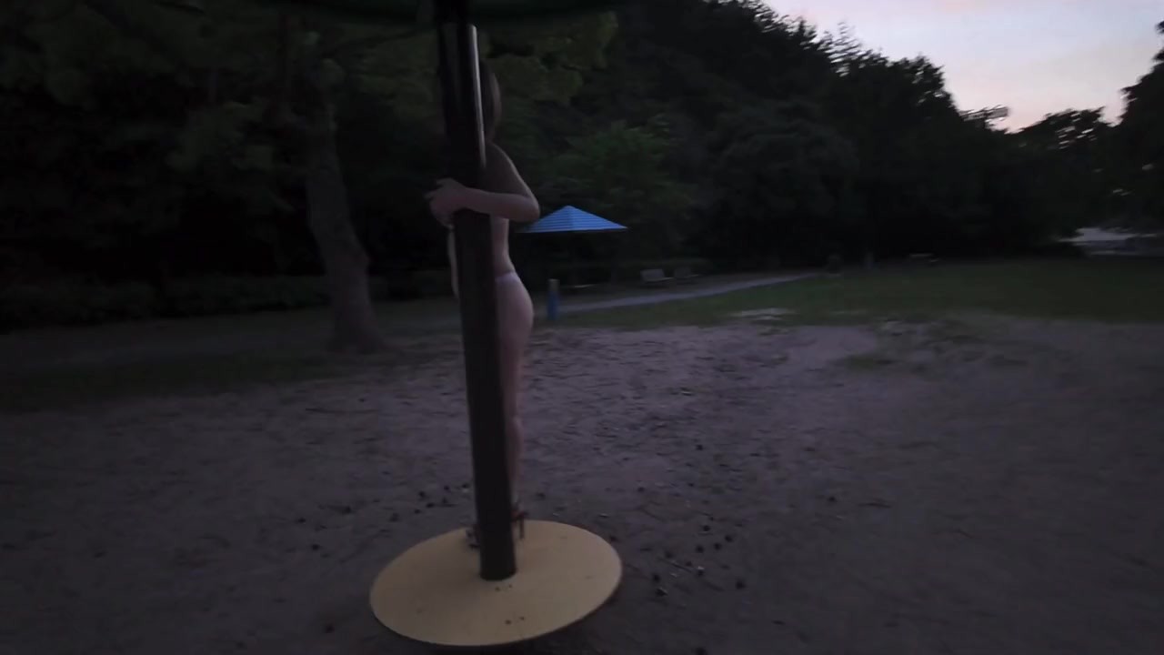公園にお散歩に行ったら入れられちゃった。パンティー丸見えで歩かされ、最後はたっぷり中出しされちゃった。  知らない男性も見てたけど、それも興奮しちゃって何度もイッちゃった。日本人/人妻//変態/無修正 - Vidéo de sexe gratuite - RedTube