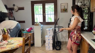 Moglie infedele bruna tradisce il marito e scopa duro con il ragazzo dei traslochi-Dialoghi italiano