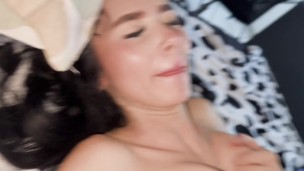 La ragazza lo prende nel culo per la prima volta