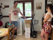 Moglie infedele bruna tradisce il marito e scopa duro con il ragazzo dei traslochi-Dialoghi Italiano