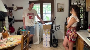 Moglie infedele bruna tradisce il marito e scopa duro con il ragazzo dei traslochi-Dialoghi Italiano