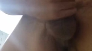 De verga grande masturbándose en casa