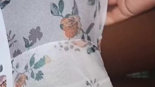 Le tocó la enorme y gruesa polla a mi amigo por encima del boxer blanco.