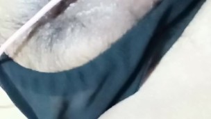 Jugando con mi juguete nuevo, vibrador de clítoris, estaba bien caliente porque quería verga.