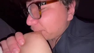 Mi esposa está embarazada y amo chupar sus tetas