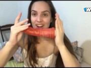 Garota latina compara um pau imenso com seu braço e não consegue foder sua buceta apertada 1/16