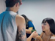 HERMOSAS UÑAS! Le dieron ganas de chuparle la cuca mientras hacía manicure 16/16