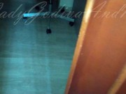 In vacanza mio cognato viene a scoparmi di nascosto mentre mia sorella sta nella sua stanza! 🤫👀💥 1/16