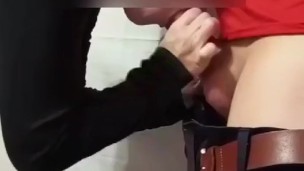 Commessa fa un pompino ad un cliente con un cazzo enorme di nascosto