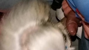 Moglie troia fa un pompino al camionista con ingoio