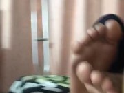 Mientras mi hermanastro duermo le acaricio sus pies 14/16