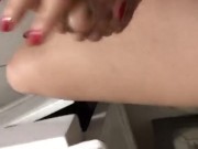 Mientras mi hermanastro duermo le acaricio sus pies 16/16