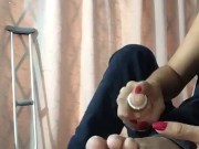 Mientras mi hermanastro duermo le acaricio sus pies 4/16