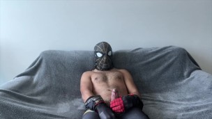 Spiderman utiliza el poder de su anillo para lanzar telarañas mientras se corre