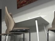 Женщина изменила своему мужу со своим лучшим другом дома на кухне. Настоящий обман. 1/16