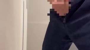 【Japanese boy】服着たままおもむろに勃起チンポを出してシコシコ。カップに噴射して精液採取