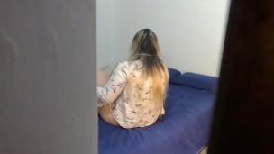 ENCONTRÉ a mi MADRASTRA en su HABITACIÓN viendo PORNO y MASTURBÁNDOSE