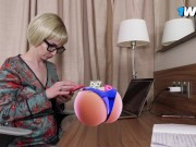 Мачеха попросила помочь с Mac и отблагодарила пасынка своими горячими дырками. 1/16