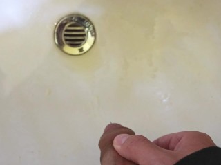 meando en el lavabo