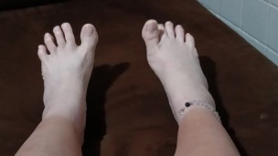 Wouldlovetoplayfootsie