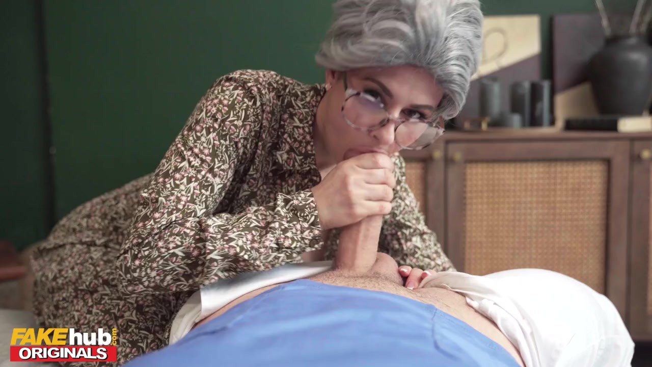 FAKEhub - The Very Horny GILF gets the cobwebs out of her panties before fucking a huge cock - Video di sesso gratis - RedTube