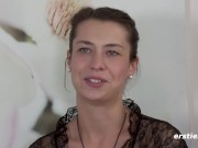 Ersties - Single Lady Freya schaut Porno und spielt mit Dildo 12/16