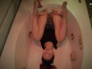 異物挿入。生卵を彼女の膣から体内に流し込む特殊な行為。こんな美人が自らおまんこを開いてくれるなんて、彼女は痴女確定。立ちバックでガラスにおっぱい押し付けて彼女は快感に溺れる。（個人撮影、素人、日本人） 9/16