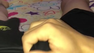 Me masturbo en mi cama viendo porno