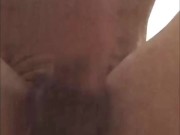 Joven de pene grande disfruta masturbarse