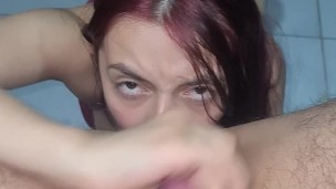 MI PADRASTRO ME PIDE QUE LE CHUPE LA POLLA Y LE HAGA RIMJOB HASTA SACARLE LA CUM