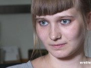 Ersties - Die angehende Studentin Maria befriedigt sich selbst mit einem Massagestab 11/16