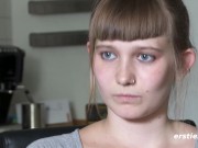 Ersties - Die angehende Studentin Maria befriedigt sich selbst mit einem Massagestab 15/16