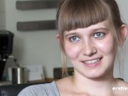 Ersties - Die angehende Studentin Maria befriedigt sich selbst mit einem Massagestab 16/16