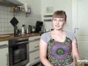 Ersties - Die angehende Studentin Maria befriedigt sich selbst mit einem Massagestab 2/16