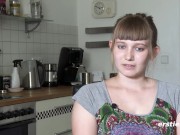 Ersties - Die angehende Studentin Maria befriedigt sich selbst mit einem Massagestab 5/16