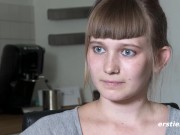 Ersties - Die angehende Studentin Maria befriedigt sich selbst mit einem Massagestab 6/16