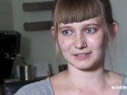 Ersties - Die angehende Studentin Maria befriedigt sich selbst mit einem Massagestab 9/16