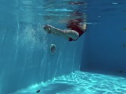 She’s incredibly flexible in the pool 1/16