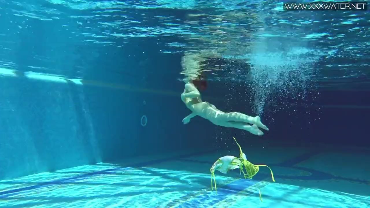 Cute wifey gets naked quickly in the pool - Darmowe seks wideo - RedTube