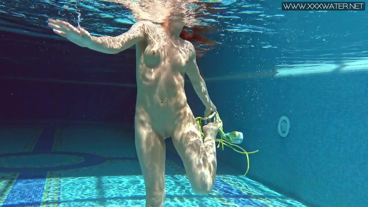 Cute wifey gets naked quickly in the pool - Darmowe seks wideo - RedTube