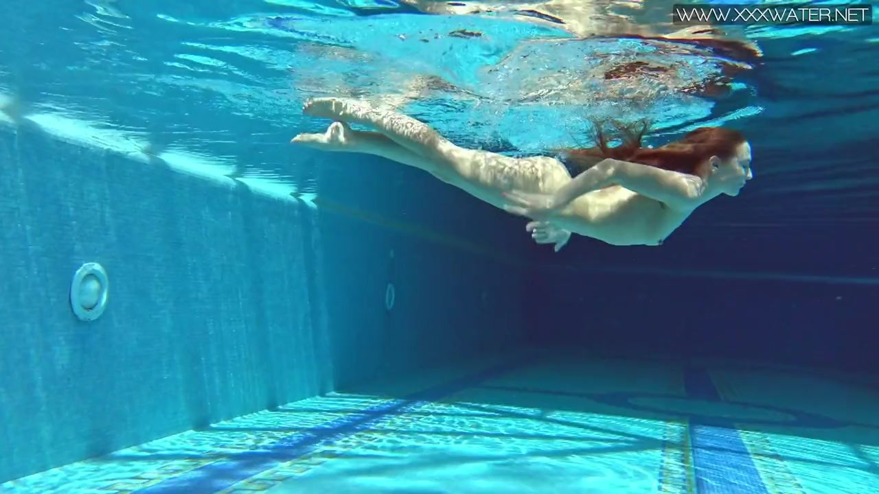 Cute wifey gets naked quickly in the pool - Darmowe seks wideo - RedTube