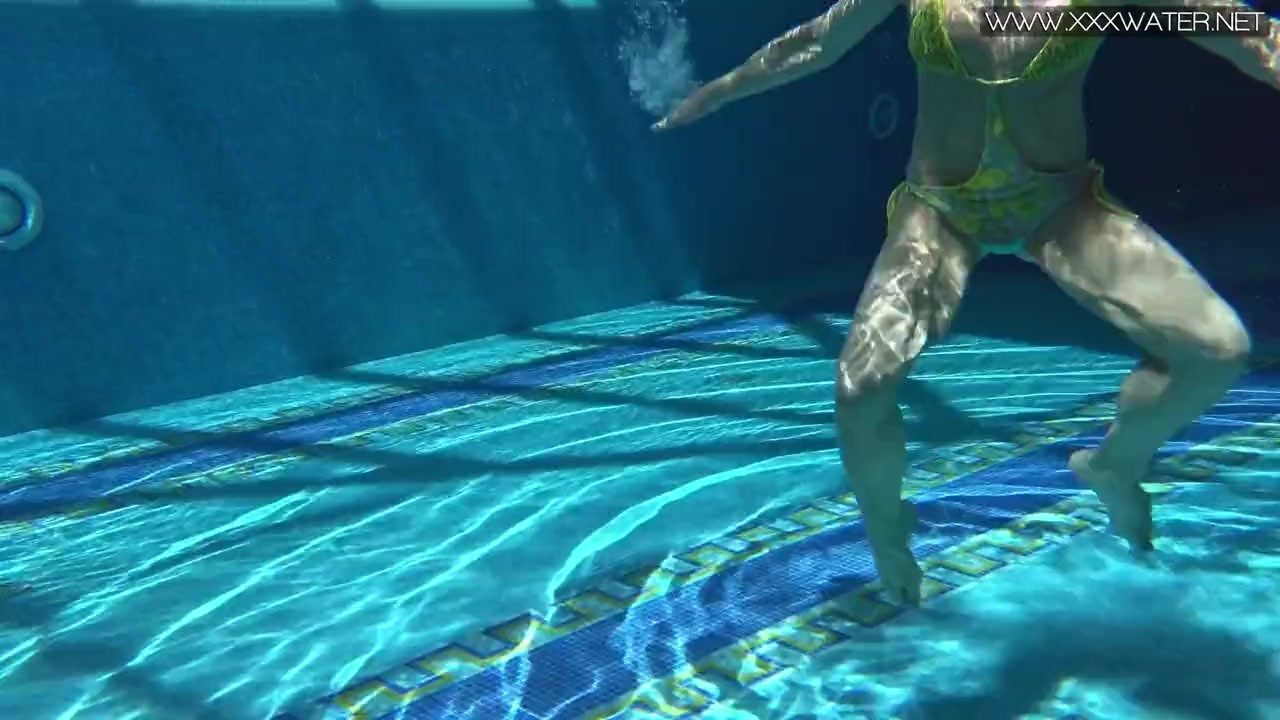 Cute wifey gets naked quickly in the pool - Darmowe seks wideo - RedTube