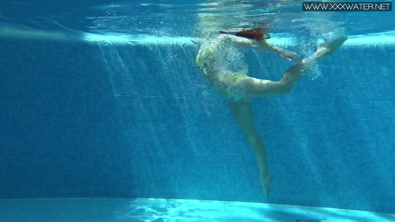 Cute wifey gets naked quickly in the pool - Darmowe seks wideo - RedTube
