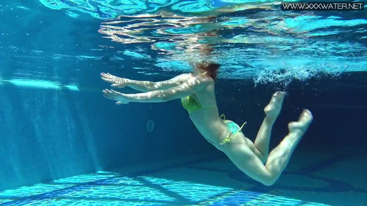 Cute wifey gets naked quickly in the pool - Darmowe seks wideo - RedTube